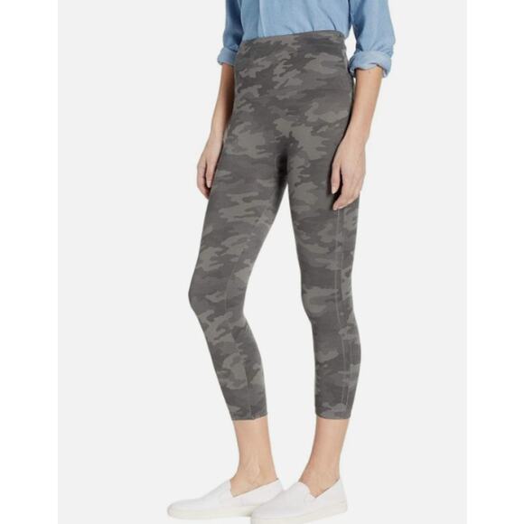 NWT Spanx Look At Me Now Cropped Seamless Leggings M Gray Camo - Picture 1 of 12